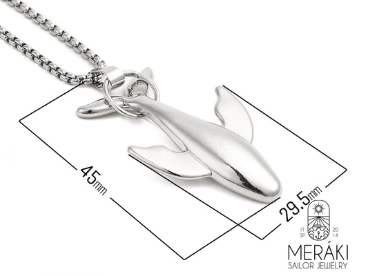 Avvistamento di stile! Questa collana è così adorabile che potrebbe far innamorare anche Moby Dick. Con il ciondolo a forma di balena e la sua catena con maglia box, è perfetta per chi ama un look divertente e originale. Indossala e preparati a ricevere un'ondata di complimenti e sorrisi