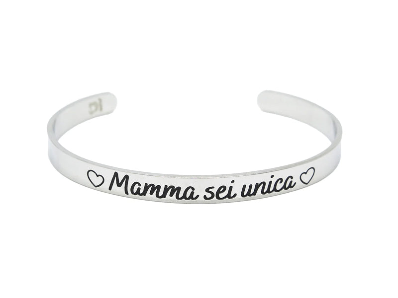 Di  mamma ce n’è una sola e mai nessuno potrà sostituirla! MAMMA SEI UNICA ❤️

Sempre perfetta, dolce e speciale.. questa è la mamma! Questo bracciale è un elogio a tutte le mamme del mondo che con il loro amore e la loro forza rendono ogni giorno unico e speciale!