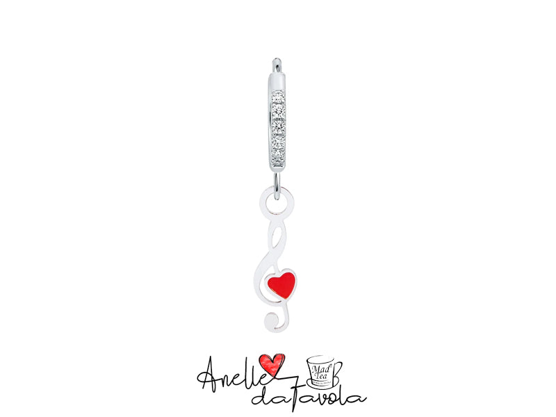 Questi orecchini raccontano una melodia incantata: da un lato, una nota musicale con un cuore rosso che racchiude la forza delle nostre emozioni più sincere. Dall’altro, una chiave di violino, simbolo dell’armonia che guida la nostra vita fatta di queste emozioni.