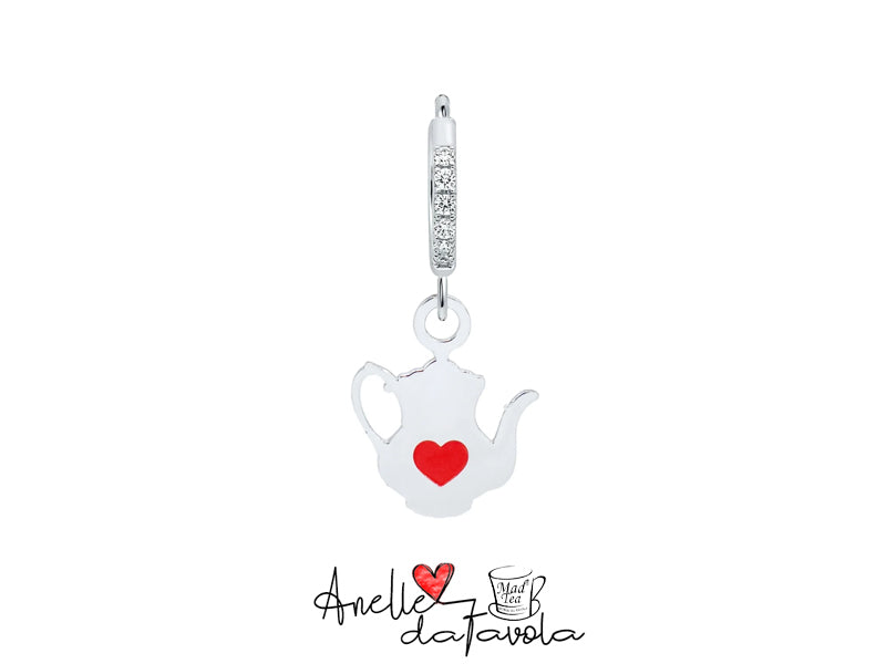 La teiera e la tazzina, da sempre simboli di condivisione, si trasformano in piccoli amuleti che ci ricordano che non serve aspettare una data precisa per brindare alla vita: ogni giorno è unico, irripetibile, e merita di essere celebrato.