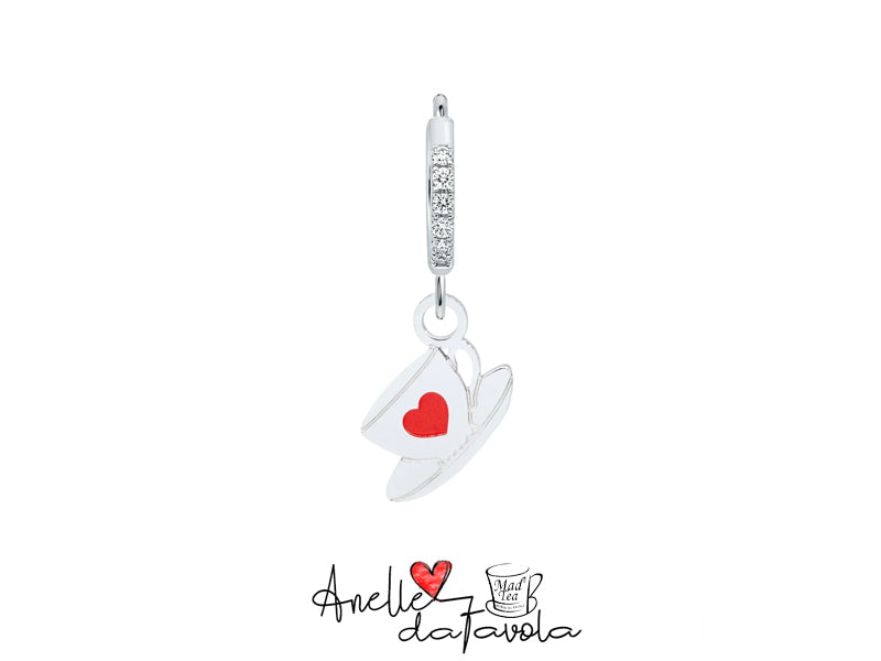 La teiera e la tazzina, da sempre simboli di condivisione, si trasformano in piccoli amuleti che ci ricordano che non serve aspettare una data precisa per brindare alla vita: ogni giorno è unico, irripetibile, e merita di essere celebrato.