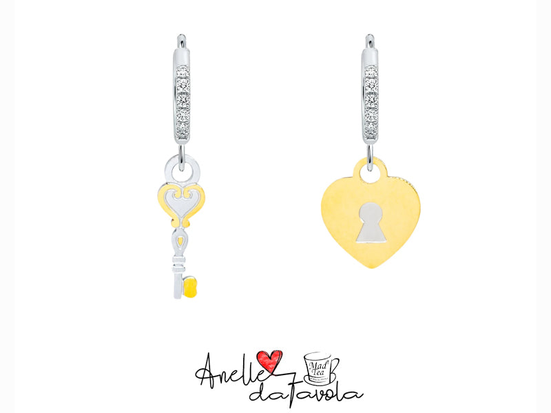 Questi orecchini, ispirati al mondo incantato di Alice, raccontano una storia fatta di curiosità: da un lato una serratura a forma di cuore, custode di misteri e desideri nascosti; dall’altro la chiave che li svela, quella che apre le stanze della meraviglia e dello stupore.