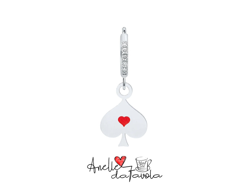 Orecchino in acciaio con cristalli e ciondolo raffigurante una picca, emblema della folle genialità del Cappellaio Matto, custodisce un piccolo cuore rosso, a ricordarci che l’amore più vero è quello che sa essere un po’ folle. 