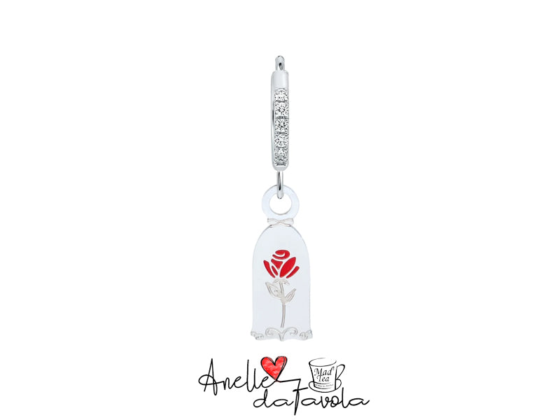 Orecchino con una rosa fragile, unica, amata non perché perfetta, ma perché scelta, simbolo dell’amore unico e irripetibile