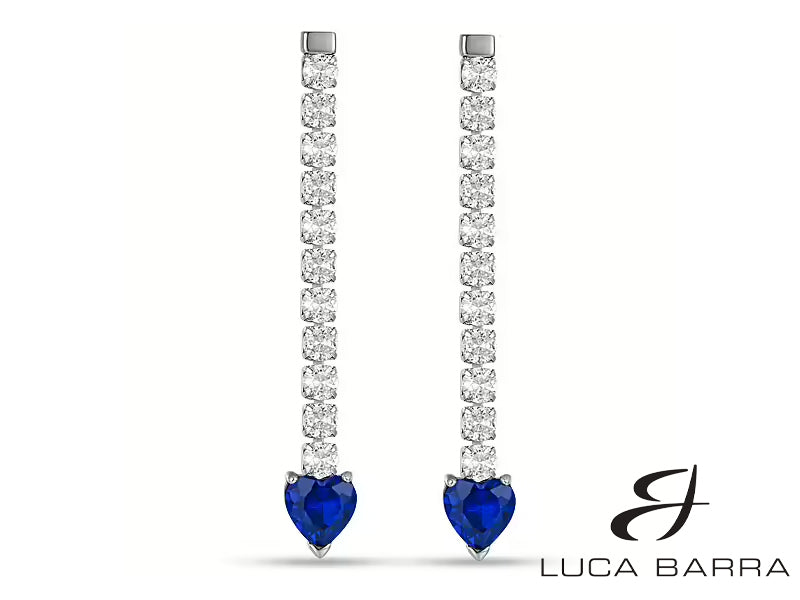 Orecchini tennis donna in acciaio con cristalli bianchi e cuori cristalli blu. I cristalli bianchi donano agli orecchini una lucentezza raffinata e uno splendore senza tempo, mentre i cuori in cristalli blu aggiungono una nota di colore vibrante e magnetica. Questa combinazione di cristalli crea un contrasto affascinante e rende gli orecchini tennis una scelta ideale sia per le occasioni speciali che per il look quotidiano.