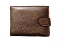 Rimani organizzato con questo splendido portafoglio in pelle marrone da uomo. Dispone di 7 ampi slot per carte, 2 tasche a mezza larghezza, 1 scomparto speciale per il tuo documento d'identità e/o patente di guida, 2 tasche per le banconote, 1 tasca con cerniera a tutta larghezza e 1 tasca portamonete con chiusura a pressione.