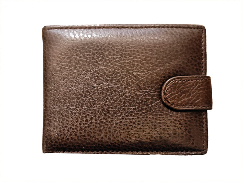 Rimani organizzato con questo splendido portafoglio in pelle marrone da uomo. Dispone di 7 ampi slot per carte, 2 tasche a mezza larghezza, 1 scomparto speciale per il tuo documento d'identità e/o patente di guida, 2 tasche per le banconote, 1 tasca con cerniera a tutta larghezza e 1 tasca portamonete con chiusura a pressione.