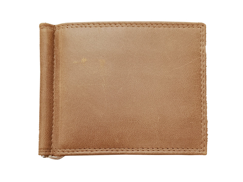 Elegante portacarte realizzato in pelle di bufalo è dotato di 6 slot per carte, 3 sulla parte sinistra e 3 su quella destra. L'accessorio perfetto per organizzare le tue carte di credito o i biglietti da visita. Ogni alloggiamento può facilmente contenere due carte. Inoltre è dotato di due piccole tasche a mezza larghezza e una pratica clip ferma soldi in acciaio argentato