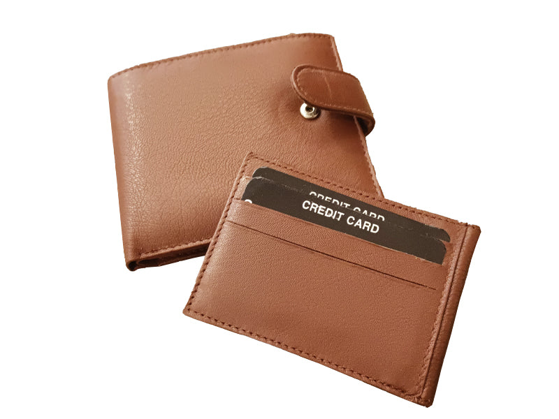 Il porta carte in pelle presenta 3 fessure per carte e 2 porta documenti o per ulteriori 2 carte aggiuntive. Il portafoglio include 4 scomparti per carte, 2 tasche interne per banconote, una tasca portamonete e 2 scomparti extra per il documento o gli oggetti che si desidera conservare in modo sicuro.