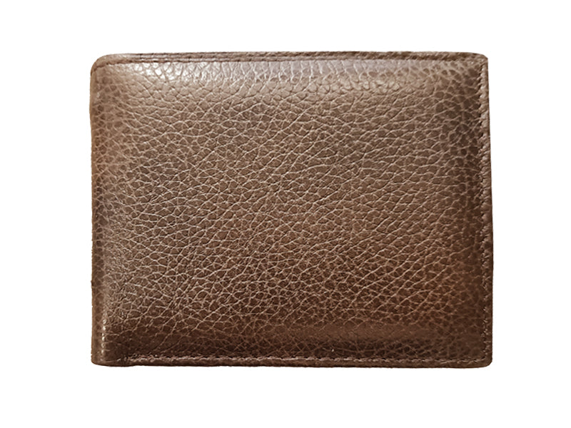 Rimani organizzato con questo splendido portafoglio in pelle marrone da uomo. Dispone di 7 ampi slot per carte, 2 tasche a mezza larghezza, 1 scomparto speciale per il tuo documento d'identità e/o patente di guida, 2 tasche per le banconote, 1 tasca con cerniera a tutta larghezza e 1 tasca portamonete con chiusura a pressione.