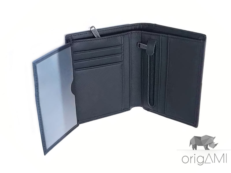 "Il tuo nuovo migliore amico per le finanze! Dimentica tasche gonfie e caos: questo portafoglio è un vero e proprio organizzatore di stile. Con spazio per ben 11 carte (sei un collezionista, eh?), due scomparti per le banconote (perché la ricchezza va organizzata!)