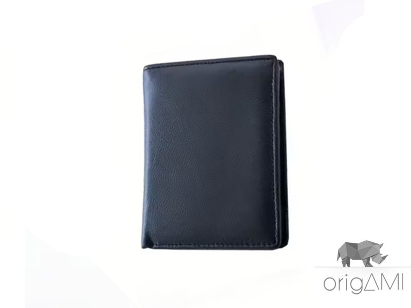 Elegante e funzionale, il portafoglio in vera pelle è l'accessorio ideale per l'uomo moderno. Offre un'organizzazione impeccabile con 12 slot per carte, un vano per documenti, due scomparti per banconote (uno con cerniera di sicurezza) e un porta spiccioli con cerniera. La sua finitura raffinata e il design senza tempo lo rendono perfetto per l'ufficio e per ogni occasione.
