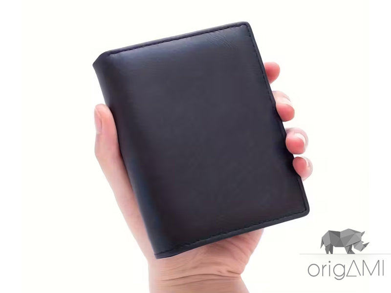 Intraprendi un viaggio nel tempo con questo portafoglio magico! Oltre a custodire fino a 12 carte di credito e il tuo documento segreto, nasconde due mondi paralleli per le tue banconote, uno protetto da una cerniera misteriosa. E nel suo porta spiccioli, un piccolo forziere, troverai le monete che ti serviranno per attraversare le porte stellari.
