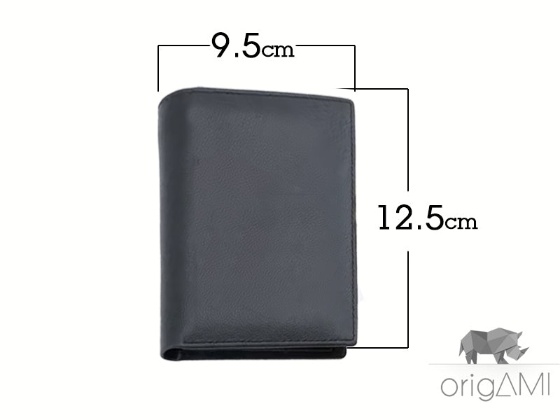 Il portafoglio da uomo in vera pelle è un accessorio di alta qualità progettato per la massima funzionalità. Realizzato in vera pelle, offre 12 slot per carte di credito, un vano per documenti, due scomparti per banconote, uno con cerniera di sicurezza, e un pratico porta spiccioli anch'esso con cerniera. Le dimensioni compatte consentono di riporlo facilmente in tasca, mentre la sua struttura robusta assicura una lunga durata nel tempo.