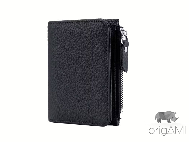 Desideri un tocco di stile e praticità? Questo portafoglio in vera pelle è la risposta! Con 6 slot per le tue carte, una finestrella per i documenti, uno scomparto per le banconote e un porta spiccioli separato, avrai tutto ciò di cui hai bisogno a portata di mano. Il suo design elegante e la qualità dei materiali lo rendono un accessorio indispensabile per la donna moderna.