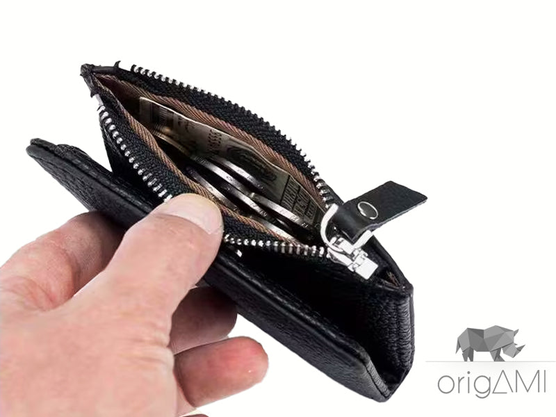 Il portafoglio da donna in vera pelle rappresenta un connubio perfetto tra eleganza e praticità. Con 6 slot per carte, di cui uno con finestrella per documenti, uno scomparto per banconote e un porta spiccioli separato con chiusura a cerniera, offre un'organizzazione impeccabile per ogni esigenza. Il design raffinato e la cura dei dettagli lo rendono l'accessorio ideale per la donna moderna, attenta allo stile e alla funzionalità.