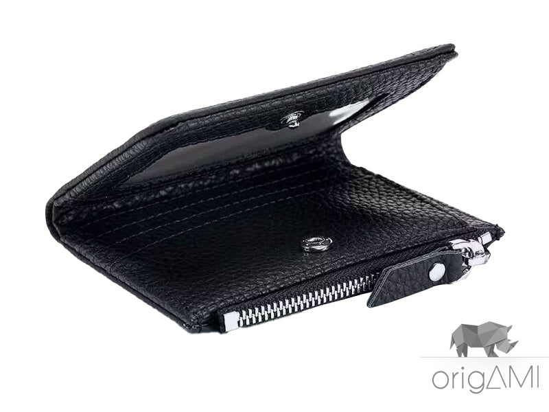 "Il portafoglio da donna in vera pelle è un accessorio elegante e funzionale, pensato per soddisfare le esigenze di ogni giorno. Realizzato con materiali di alta qualità, offre 6 slot per carte di credito, di cui uno con finestrella trasparente per i documenti, un vano per le banconote e un pratico porta spiccioli separato con chiusura a cerniera. Il design compatto e raffinato lo rende perfetto per essere riposto in borsa o in tasca