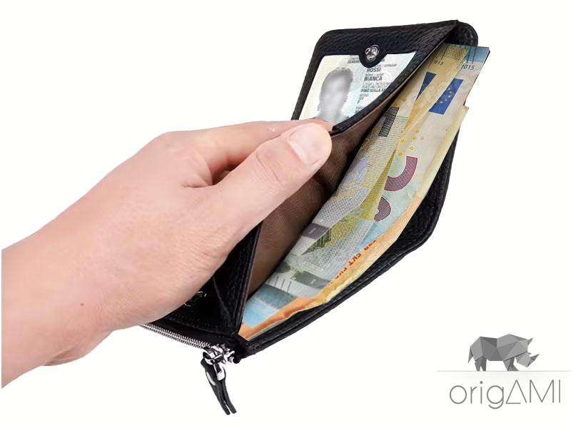 Addio, caos! Questo portafoglio è la tua nuova arma segreta contro il disordine. Con 6 slot per le carte (e una finestrella trasparente per il tuo selfie più bello!), uno scomparto per le banconote e un porta spiccioli con zip, sarai sempre pronta a conquistare il mondo... o almeno il negozio di scarpe! È più di un portafoglio, è un'affermazione di stile e praticità!"