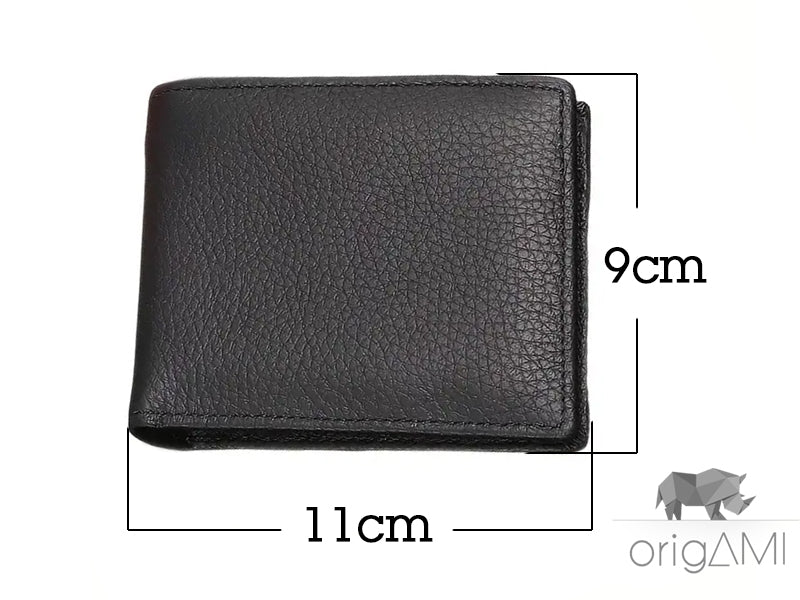 Basta tasche gonfie e caos! Questo portafoglio è il tuo nuovo supereroe. Con 8 slot per carte (e spazio per tutte le tue carte fedeltà!), una finestrella trasparente per il tuo documento (così ti riconoscono subito!), due scomparti per le banconote (per quando sarai ricco!) e una cerniera che tiene tutto al sicuro. Preparati a fare colpo!"
