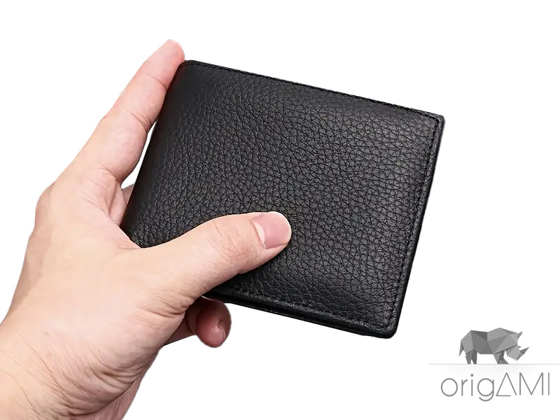 Entra in un mondo di magia con questo portafoglio! All'interno, troverai 8 tasche segrete per custodire i tuoi tesori, incluso un'immagine magica nel vano trasparente. I due scomparti per le banconote sono portali verso nuovi mondi, mentre la cerniera è un sigillo di protezione. Un accessorio che stimola la fantasia!