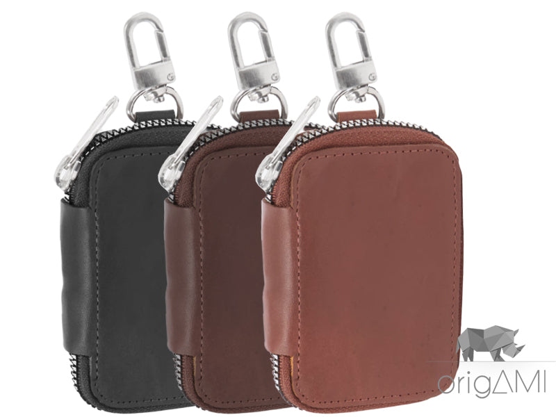 Il portachiavi in vera pelle di mucca è un accessorio di alta qualità, progettato per la massima protezione e organizzazione delle chiavi. La chiusura a libro, abbinata alla cerniera, assicura la sicurezza delle chiavi, mentre l'anello portachiavi con catena offre praticità e resistenza. Realizzato con materiali pregiati, questo portachiavi unisce funzionalità ed eleganza