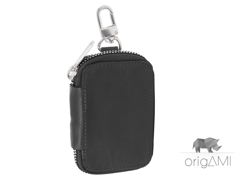 "Il portachiavi in vera pelle di mucca è un accessorio di alta qualità, progettato per la massima protezione e organizzazione delle chiavi. La chiusura a libro, abbinata alla cerniera, assicura la sicurezza delle chiavi, mentre l'anello portachiavi con catena offre praticità e resistenza. Realizzato con materiali pregiati, questo portachiavi unisce funzionalità ed eleganza."