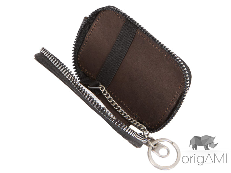 Cerchi un portachiavi che unisca stile e sicurezza? Questo è quello giusto! Realizzato in vera pelle di mucca, con una chiusura a libro elegante, una cerniera resistente e un pratico anello portachiavi con catena, è l'accessorio perfetto per chi ama l'ordine e la raffinatezza."