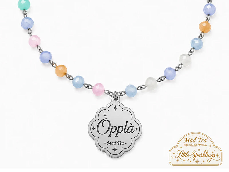 Questo bracciale è dedicato a chi ama prendere ogni piccola riuscita con leggerezza, trasformando anche le cose più semplici in una piccola soddisfazione da festeggiare.