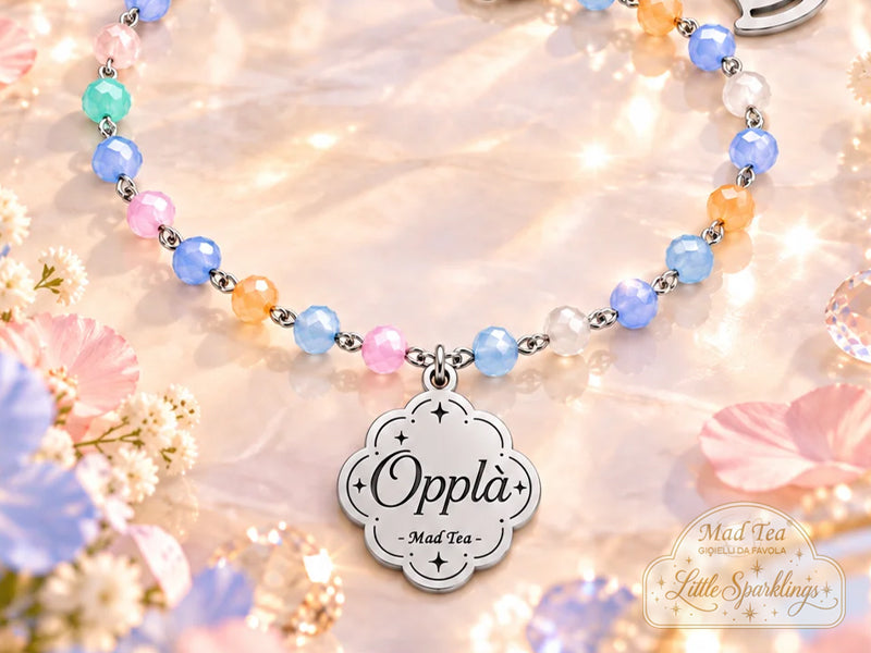 I cristalli colorati rendono il bracciale fresco, allegro e luminoso, mentre il ciondolo racconta un modo di affrontare le cose con ironia: renderle più semplici, prenderle con il sorriso e festeggiare anche le piccole riuscite.