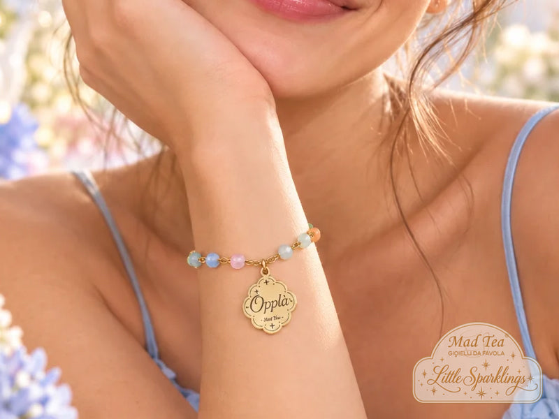 I cristalli colorati rendono il bracciale fresco, allegro e luminoso, mentre il ciondolo racconta un modo di affrontare le cose con ironia: renderle più semplici, prenderle con il sorriso e festeggiare anche le piccole riuscite.