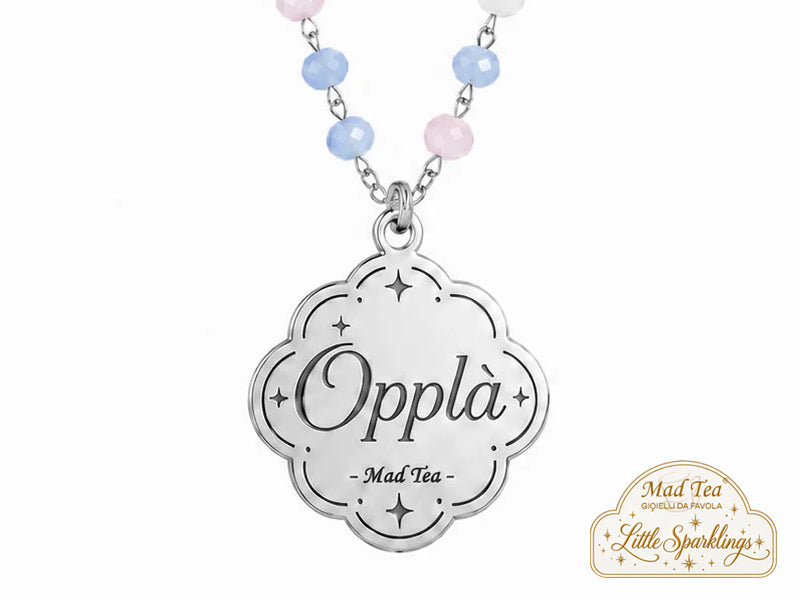 I cristalli colorati rendono la collana fresca, allegra e luminosa, mentre il ciondolo racconta un modo di affrontare le cose con ironia: renderle più semplici, prenderle con il sorriso e festeggiare anche le piccole riuscite.