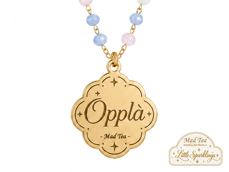 I cristalli colorati rendono la collana fresca, allegra e luminosa, mentre il ciondolo racconta un modo di affrontare le cose con ironia: renderle più semplici, prenderle con il sorriso e festeggiare anche le piccole riuscite.