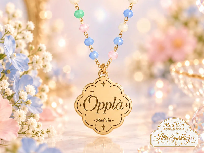 Questa collana è dedicata a chi ama prendere ogni piccola riuscita con leggerezza, trasformando anche le cose più semplici in una piccola soddisfazione da festeggiare.
