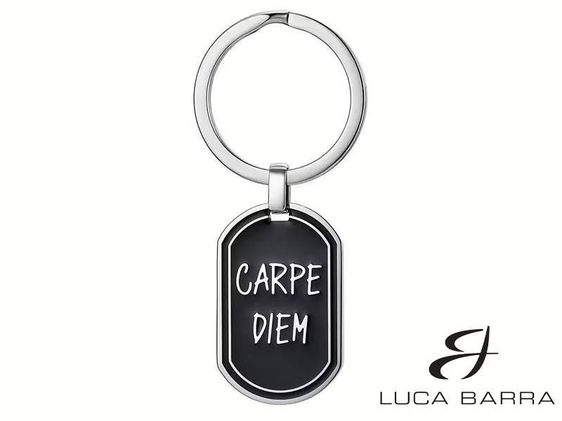 Portachiavi Uomo in acciaio nero con scritta Carpe Diem.