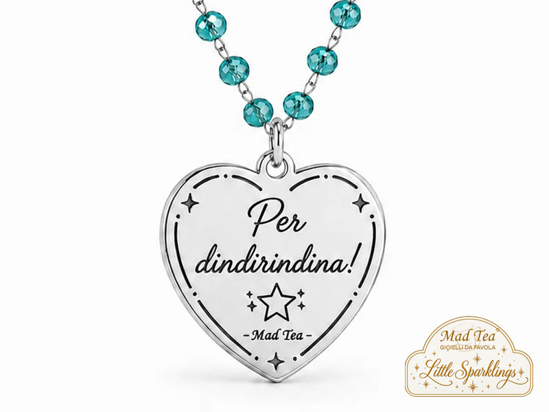 I cristalli rendono la collana fresca, brillante e piena di luce, mentre il ciondolo a cuore racconta proprio quella sensazione: un piccolo momento felice che arriva senza preavviso e ti strappa un sorriso.