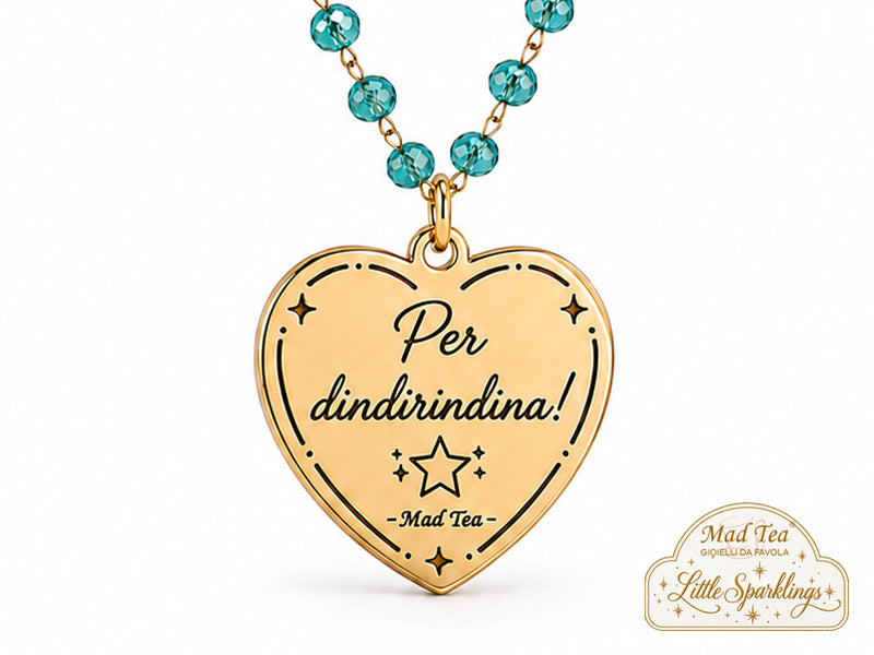 I cristalli rendono la collana fresca, brillante e piena di luce, mentre il ciondolo a cuore racconta proprio quella sensazione: un piccolo momento felice che arriva senza preavviso e ti strappa un sorriso.