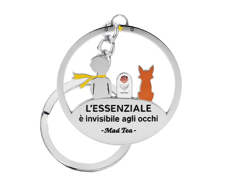 Questo portachiavi, ispirato al Piccolo Principe, custodisce un messaggio profondo: i legami più veri, l’amore e l’amicizia non hanno bisogno di essere visti per essere sentiti. Il Piccolo Principe, la volpe e la rosa ci ricordano che è il tempo dedicato, insieme alla cura e all’attenzione, a rendere ogni legame unico e prezioso.