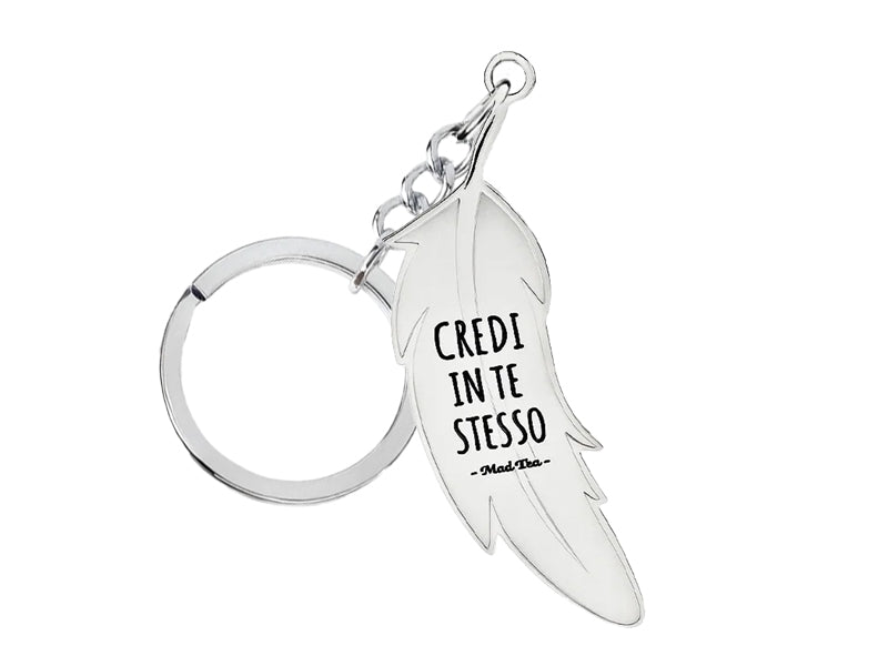 Questo portachiavi ci ricorda l’importanza di credere nelle proprie capacità, anche nei momenti di incertezza.
