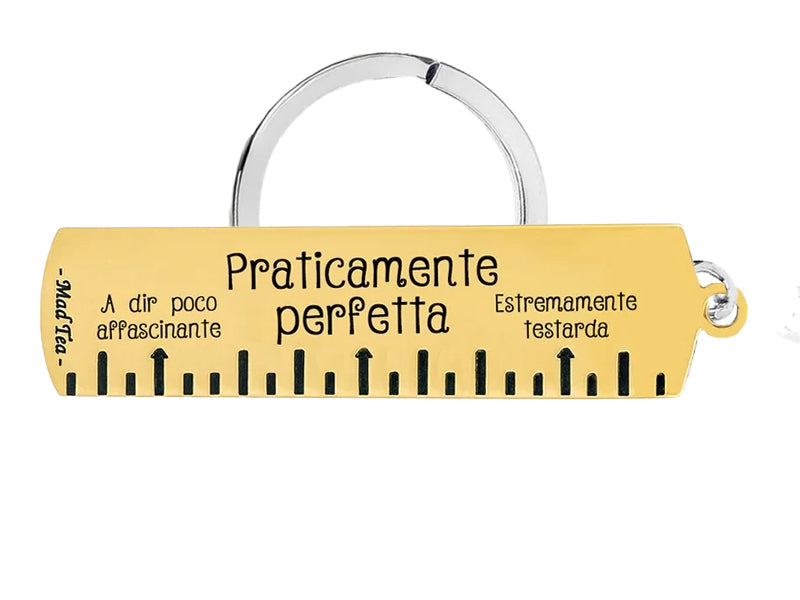 “Praticamente perfetta”, “estremamente testarda”, “a dir poco affascinante”: ogni dettaglio strappa un sorriso e celebra il bello di essere esattamente come si è, senza prendersi troppo sul serio. Perché, in fondo, se qualcosa non torna, probabilmente è il mondo che deve aggiustare le sue misure!
