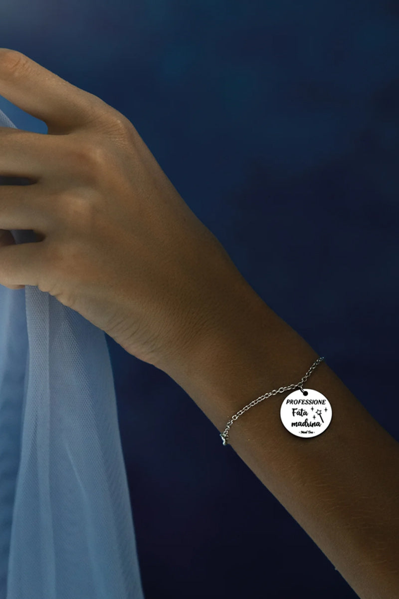 Bracciale “Professione Fata madrina” indossato da modella Mad Tea Cenerentola