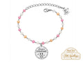Il bracciale “Sempre Insieme” nasce per raccontare quei legami che non hanno bisogno di essere perfetti per essere speciali. Quelli fatti di risate improvvise, messaggi a qualsiasi ora, silenzi capiti senza bisogno di spiegazioni e ricordi che, anche dopo tanto tempo, riescono ancora a far sorridere.