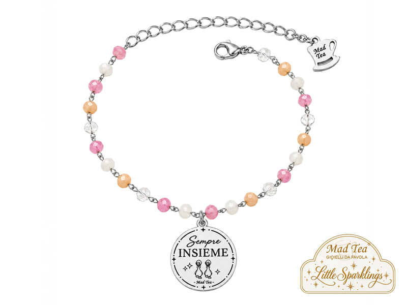 Il bracciale “Sempre Insieme” nasce per raccontare quei legami che non hanno bisogno di essere perfetti per essere speciali. Quelli fatti di risate improvvise, messaggi a qualsiasi ora, silenzi capiti senza bisogno di spiegazioni e ricordi che, anche dopo tanto tempo, riescono ancora a far sorridere.