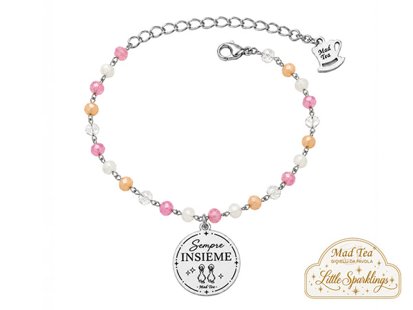 Il bracciale “Sempre Insieme” nasce per raccontare quei legami che non hanno bisogno di essere perfetti per essere speciali. Quelli fatti di risate improvvise, messaggi a qualsiasi ora, silenzi capiti senza bisogno di spiegazioni e ricordi che, anche dopo tanto tempo, riescono ancora a far sorridere.
