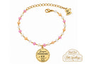Il bracciale “Sempre Insieme” nasce per raccontare quei legami che non hanno bisogno di essere perfetti per essere speciali. Quelli fatti di risate improvvise, messaggi a qualsiasi ora, silenzi capiti senza bisogno di spiegazioni e ricordi che, anche dopo tanto tempo, riescono ancora a far sorridere.