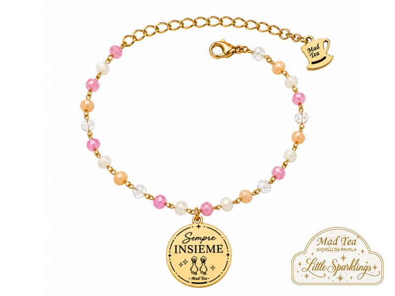Il bracciale “Sempre Insieme” nasce per raccontare quei legami che non hanno bisogno di essere perfetti per essere speciali. Quelli fatti di risate improvvise, messaggi a qualsiasi ora, silenzi capiti senza bisogno di spiegazioni e ricordi che, anche dopo tanto tempo, riescono ancora a far sorridere.