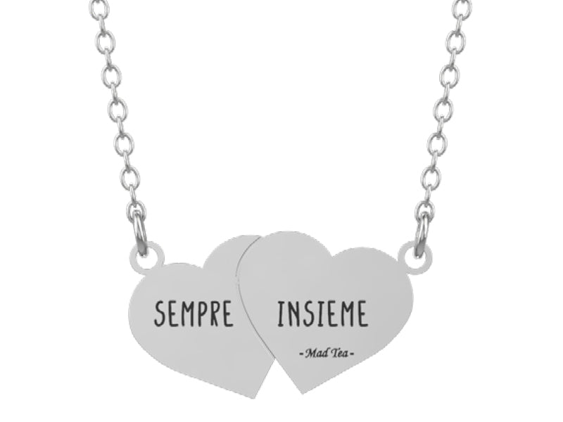 Collana con piccolo ciondolo composto da due cuori che si incontrano, simbolo di vera amicizia: SEMPRE INSIEME!