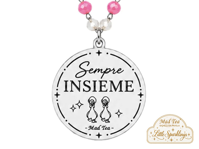 È una collana da regalare a un’amica speciale, a una sorella, a una persona del cuore. Ma soprattutto è un piccolo promemoria da portare vicino a sé quando la vita cambia direzione e le strade sembrano allontanarsi.