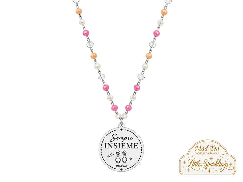 La collana “Sempre Insieme” nasce per raccontare quei legami che non hanno bisogno di essere perfetti per essere speciali. Quelli fatti di risate improvvise, messaggi a qualsiasi ora, silenzi capiti senza bisogno di spiegazioni e ricordi che, anche dopo tanto tempo, riescono ancora a far sorridere.
