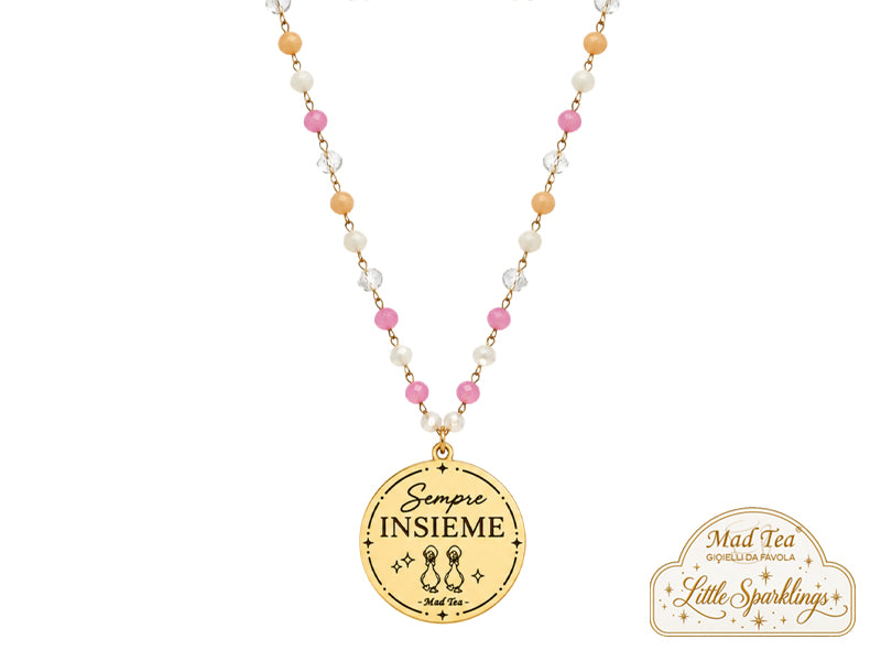 La collana “Sempre Insieme” nasce per raccontare quei legami che non hanno bisogno di essere perfetti per essere speciali. Quelli fatti di risate improvvise, messaggi a qualsiasi ora, silenzi capiti senza bisogno di spiegazioni e ricordi che, anche dopo tanto tempo, riescono ancora a far sorridere.