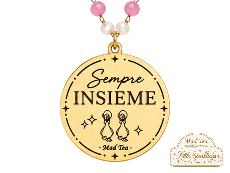È una collana da regalare a un’amica speciale, a una sorella, a una persona del cuore. Ma soprattutto è un piccolo promemoria da portare vicino a sé quando la vita cambia direzione e le strade sembrano allontanarsi.